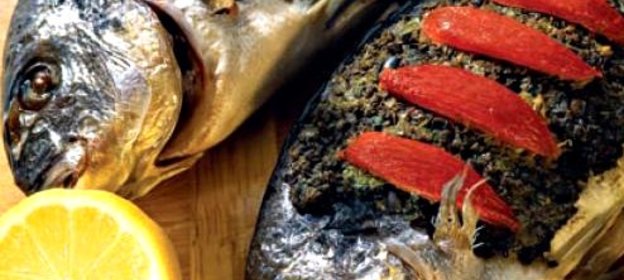 Дорада в средиземноморском стиле с тапенадом