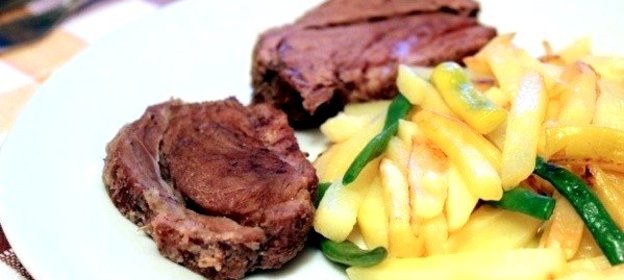 Телятина в бруснично-луковом маринаде