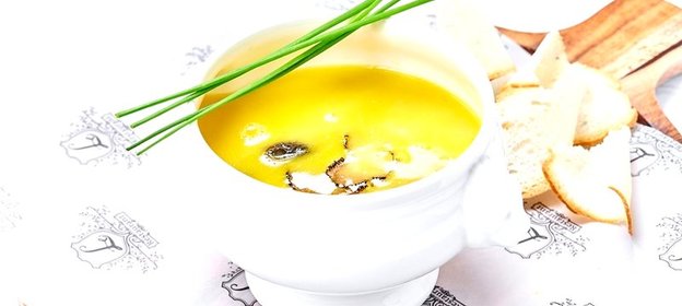 Куриный бульон со сморчками и черным трюфелем