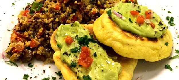 Кускус с запеченными овощами и оладьями из кукурузной муки и соусом из авокадо