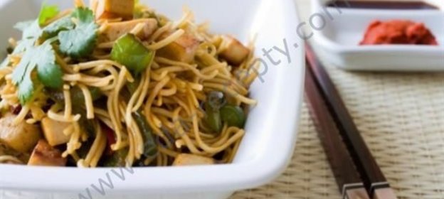 Лапша яичная жареная с овощами