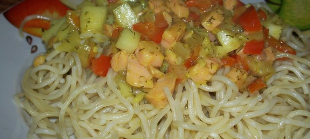 Спагетти с соусом из семги и яблока