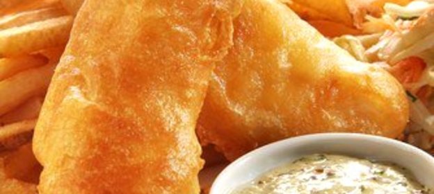 Золотистые рыбные палочки из морского языка с соусом тартар