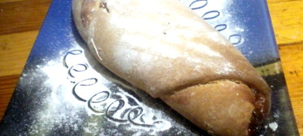 Домашняя булка с малиновым джемом