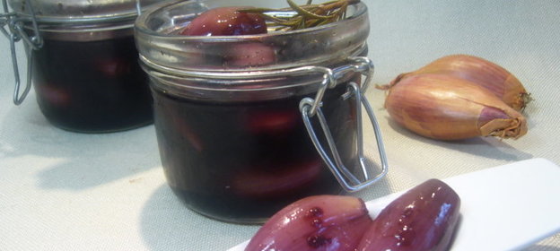 Пикантный лук шалот в винном маринаде