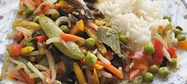 Овощи с черным чесноком и рисом