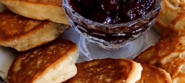 Оладьи на кислом молоке, с яблоками