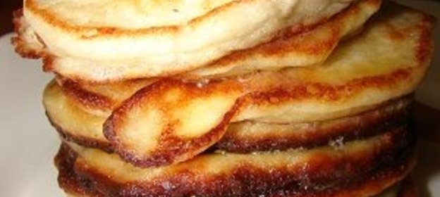 Оладьи с сыром рикотта, бананами и медовым маслом