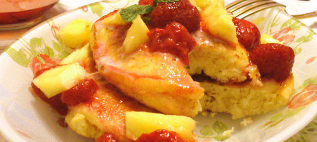 Оладьи pancake с клубникой и ананасом