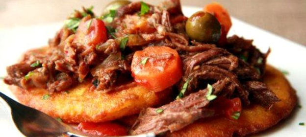 Говядина с кукурузными лепешками