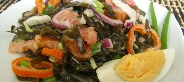 Салат с морской капустой и семгой