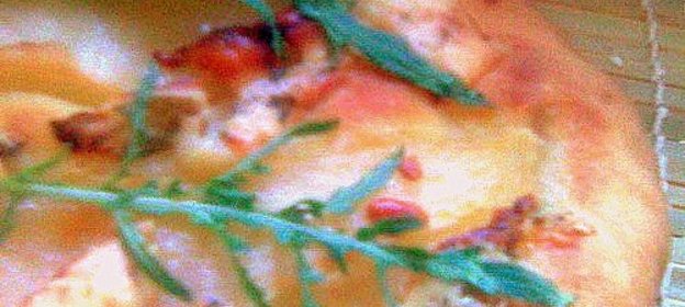 Лепешка с грушей, сыром Dorblu и рукколой