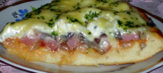 Пицца с жаренным луком