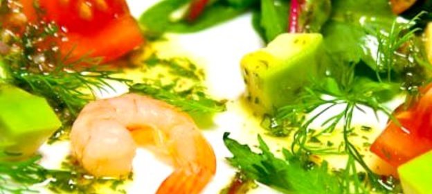 Легкий салат с креветками и авокадо