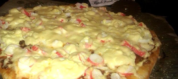 Пицца с крабовыми палочками и яйцом
