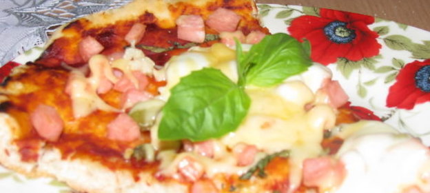 Пицца с ветчиной (колбасой), свежим базиликом и двумя сырами