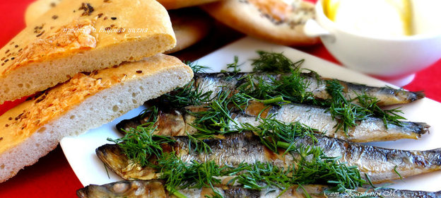 Салака на углях и хрустящие лепешки с сыром и кунжутом