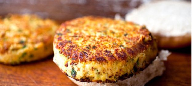 Бургеры с котлетами из белой фасоли