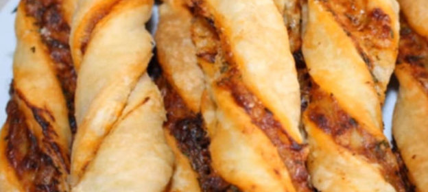 Острые сырные палочки из слоеного теста