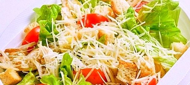 Салат с черри и сухариками