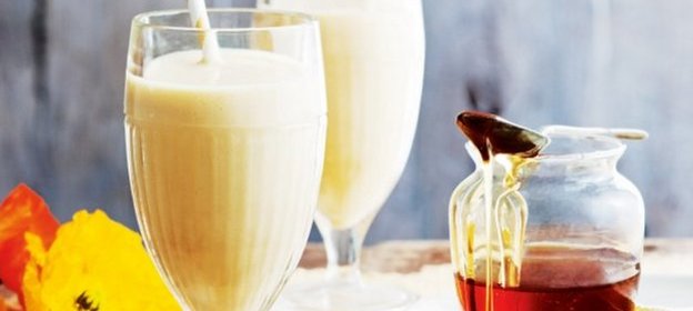 Смузи с манго, миндалем и медом