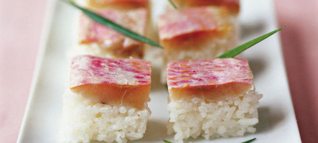 Суши со средиземноморской султанкой