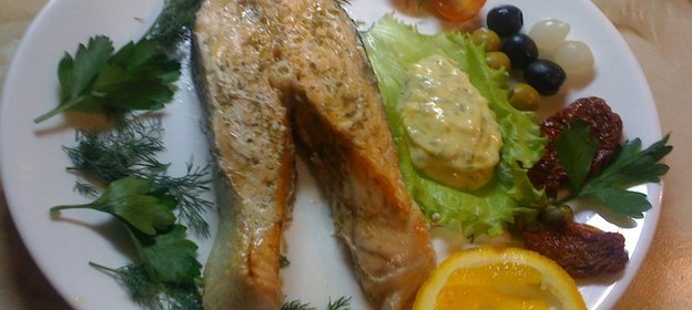 Стейк из лосося с соусом Тартар