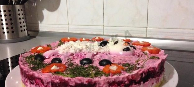 Слоеный салат с мясом и сыром