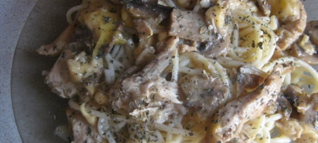 Спагетти с курицей и грибами