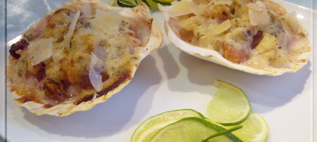 Рыба с морским коктейлем, запеченная под соусом бешамель