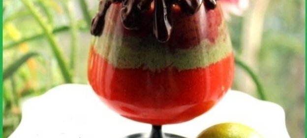 Смузи яркая клубничка