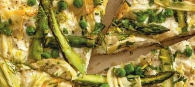 Пицца с фенхелем, спаржей и зеленым горошком