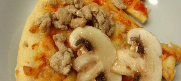 Пицца с грибами и фаршем