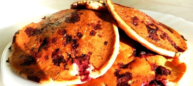 Овсяные оладьи с черной смородиной