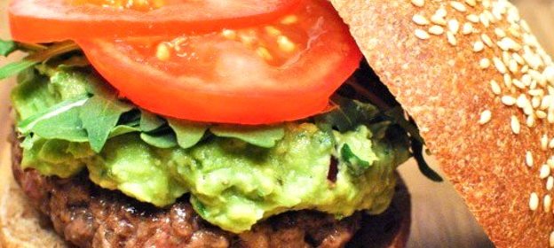 Гамбургер с рукколой и гуакамоле