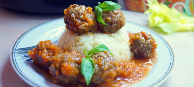 Мясные шарики из баранины с мятой и пикантным смузи-соусом