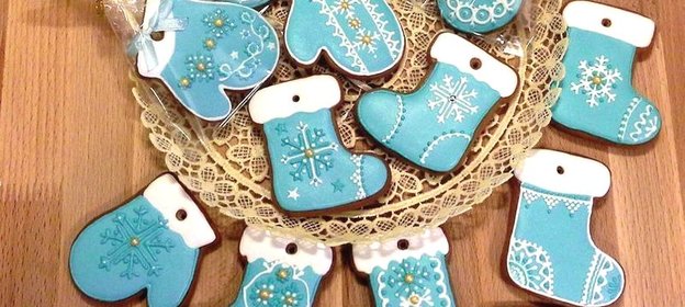 Песочное печенье с сахарной глазурью с праздничной раскраской