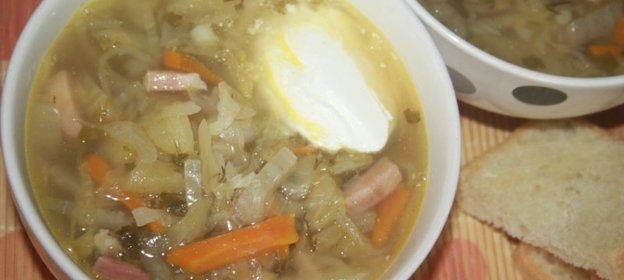 Ароматные щи с варено-копченой грудинкой и кислым яблоком