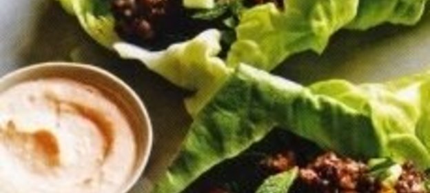 Булочка с кокосом и финиками