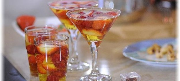 Летний десерт – желе из шампанского с ягодами