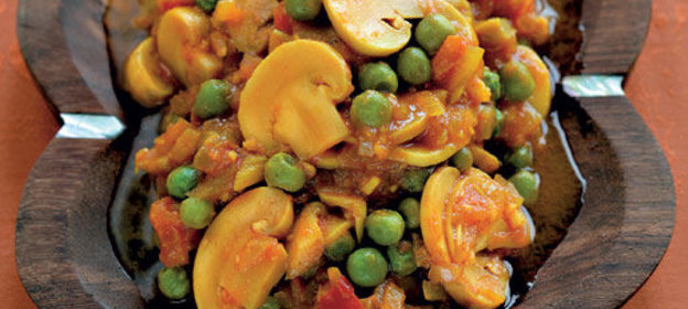 Карри из шампиньонов с горошком