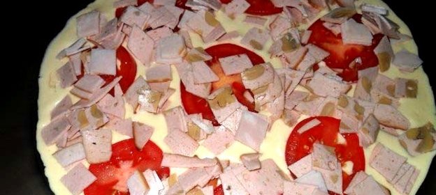 Пицца без сыра на сковороде