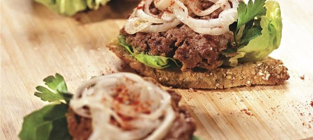 Бургеры из телятины с луком