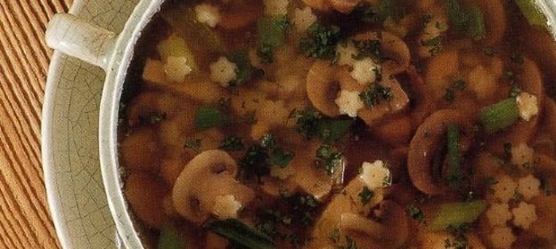 Стейки из тунца с помидорами и креветками