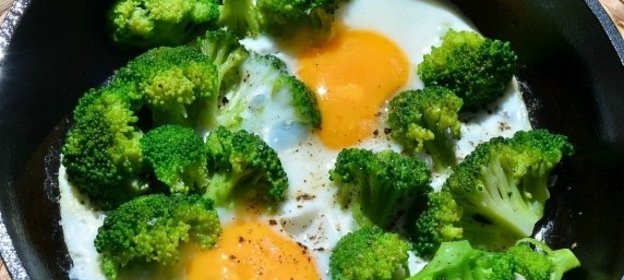 Яичница с брокколи