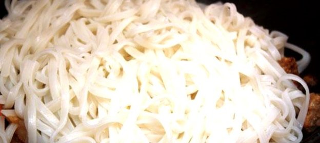 Рисовая лапша с рисом и креветками