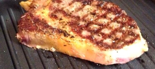 Рибай-стейк с картофельным пюре и сливочно-грибным соусом из сморчков