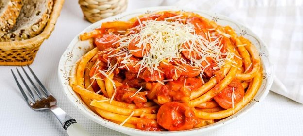 Спагетти с сосисками в томатном соусе