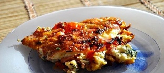 Яичница с колбасой, помидорами и сыром