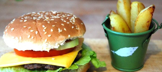 Домашние чизбургеры с солеными огурцами